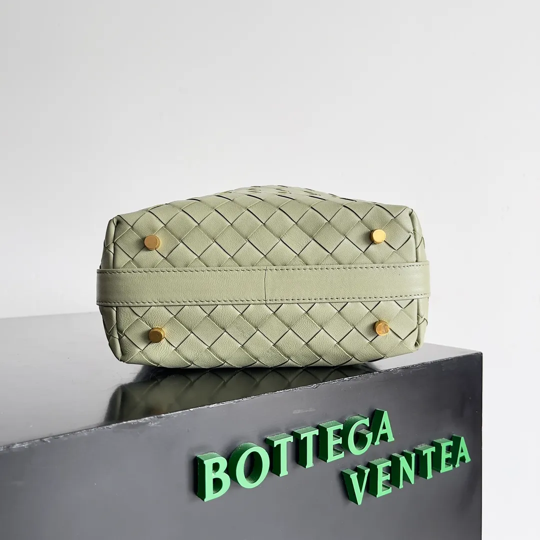Batch 1360 It is predicted that BV Bottega’s lunch bag will be popular again this year. The entire bag is made of top nappa lambskin, which is very soft and lightweight. It also uses the intrecciato weaving process that the two founders spent several months developing from the beginning of the brand. It is completely hand-woven by Italian craftsmen. It perfectly reflects the craftsmanship of Bottega. The entire bag shape is also a very practical and popular lunch box bag type. The slightly curved arc of the bag mouth can also better fit our wrists. Style number: 754443 Size: 22*13*9